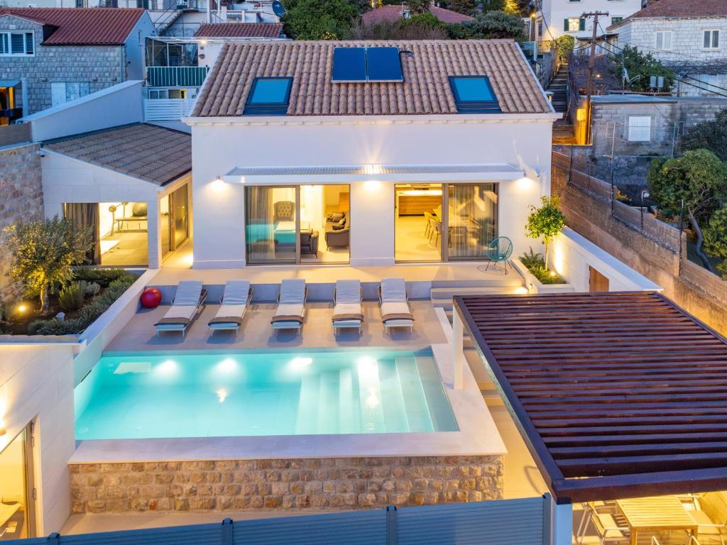 - une vue aérienne sur une maison avec une piscine dans l'établissement Brand New Villa Carmelita Exclusive with free Smart Car, à Dubrovnik