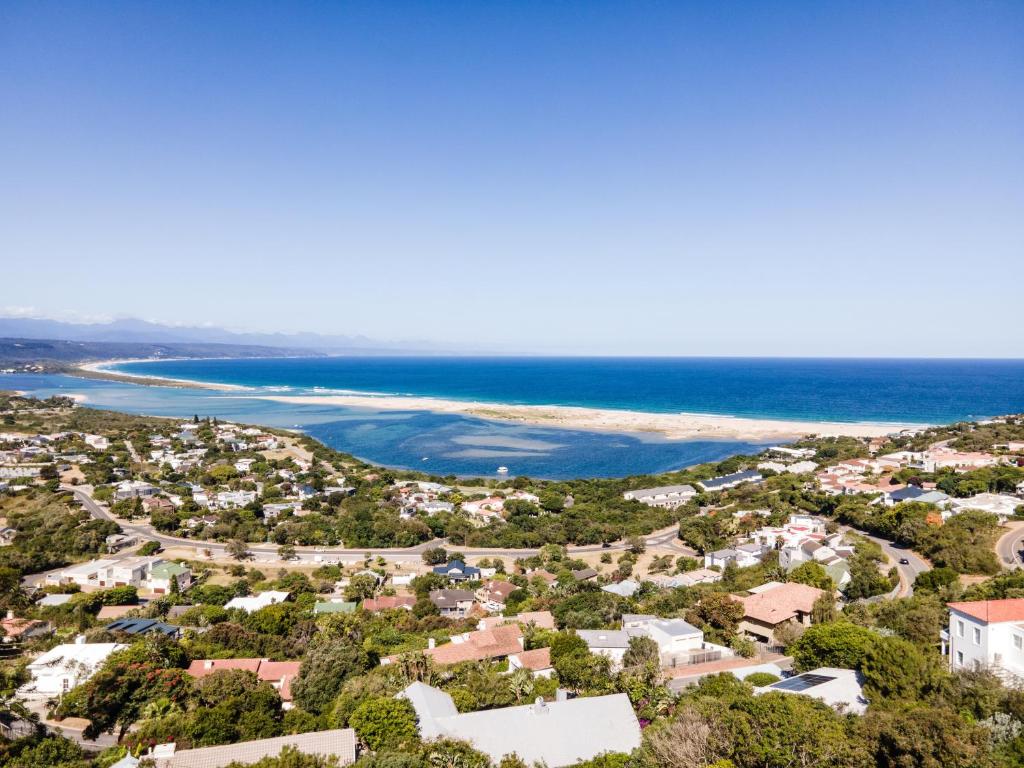 una vista aerea di una piccola città vicino all'oceano di Hilltop Bayview Luxury Apartments a Plettenberg Bay