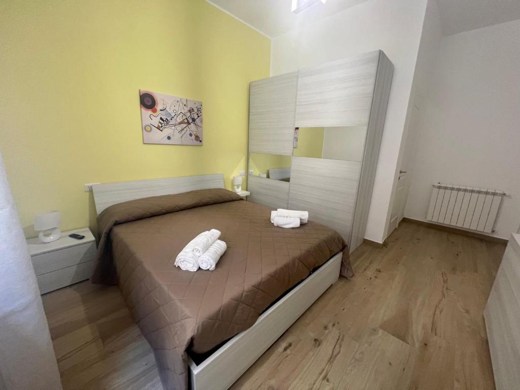 um quarto com uma cama com duas toalhas em AFFITTACAMERE IL TEATRO em Crotone