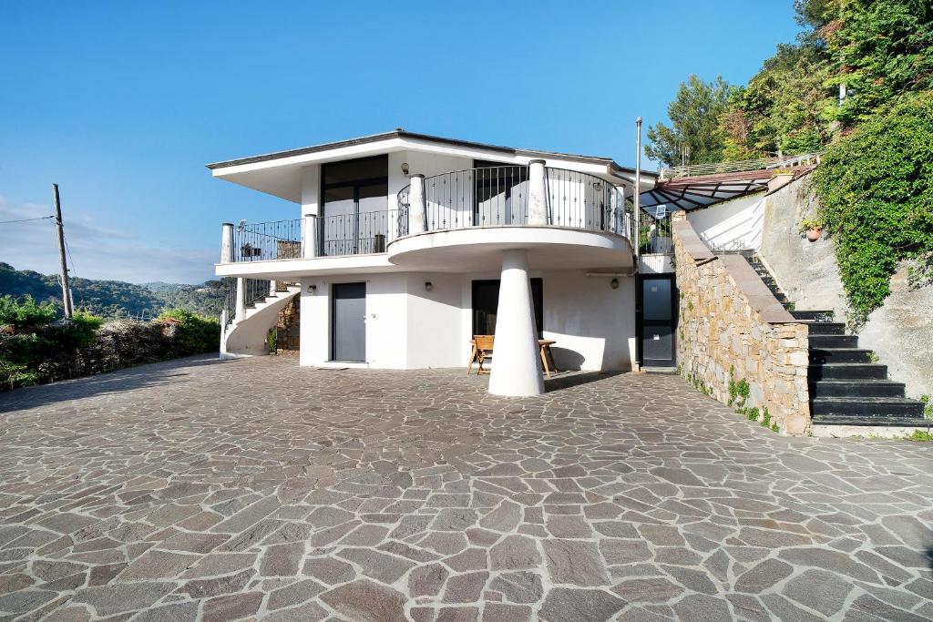 Casa blanca con balcón y entrada de piedra en Appartamento in Villa 1 en Marina dʼAndora