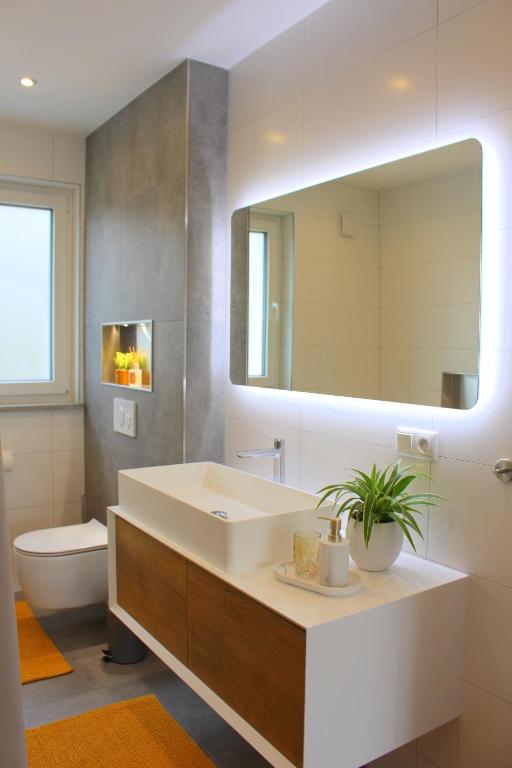 Koupelna v ubytování Apartment mit voll ausgestatetter Küche, Badewanne, Balkon, Parkplatz vor dem Haus, ruhig gelegen, ADA4