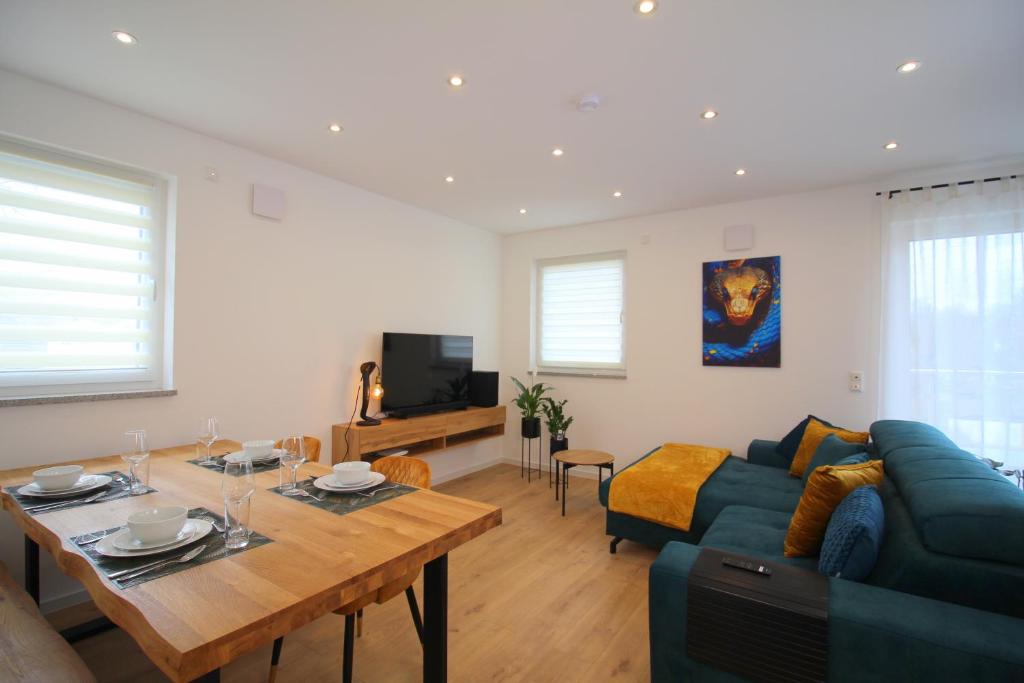 TV a/nebo společenská místnost v ubytování Apartment mit voll ausgestatetter Küche, Badewanne, Balkon, Parkplatz vor dem Haus, ruhig gelegen, ADA4
