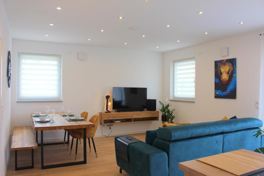 TV a/nebo společenská místnost v ubytování Apartment mit voll ausgestatetter Küche, Badewanne, Balkon, Parkplatz vor dem Haus, ruhig gelegen, ADA4