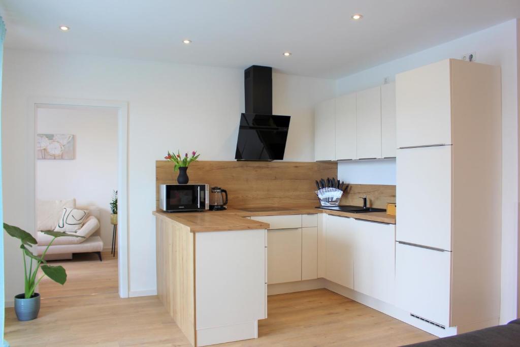 Kuchyň nebo kuchyňský kout v ubytování Apartment mit voll ausgestatetter Küche, Badewanne, Balkon, Parkplatz vor dem Haus, ruhig gelegen, ADA4