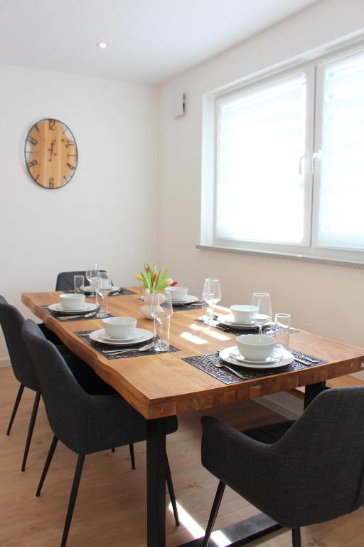 Fotografie z fotogalerie ubytování Apartment mit voll ausgestatetter Küche, Badewanne, Balkon, Parkplatz vor dem Haus, ruhig gelegen, ADA4 v destinaci Kulmbach