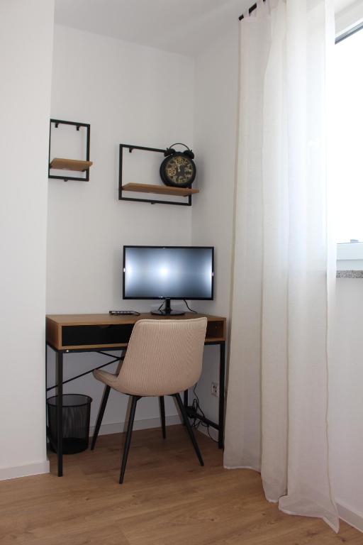 TV a/nebo společenská místnost v ubytování Apartment mit voll ausgestatetter Küche, Badewanne, Balkon, Parkplatz vor dem Haus, ruhig gelegen, ADA4