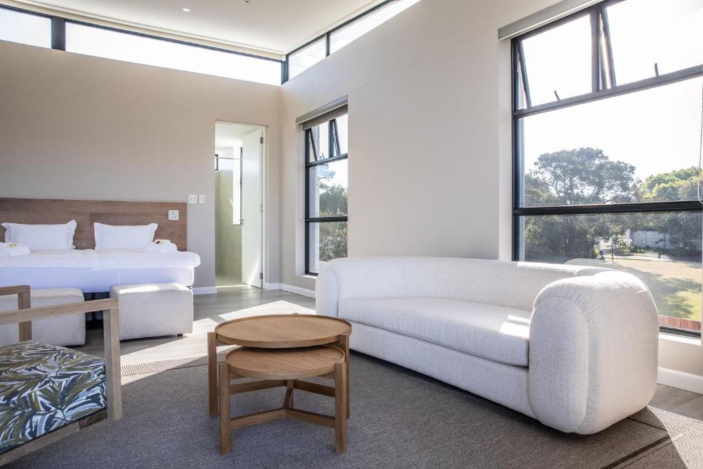 Hilltop Bayview Luxury Apartments - Image 12
