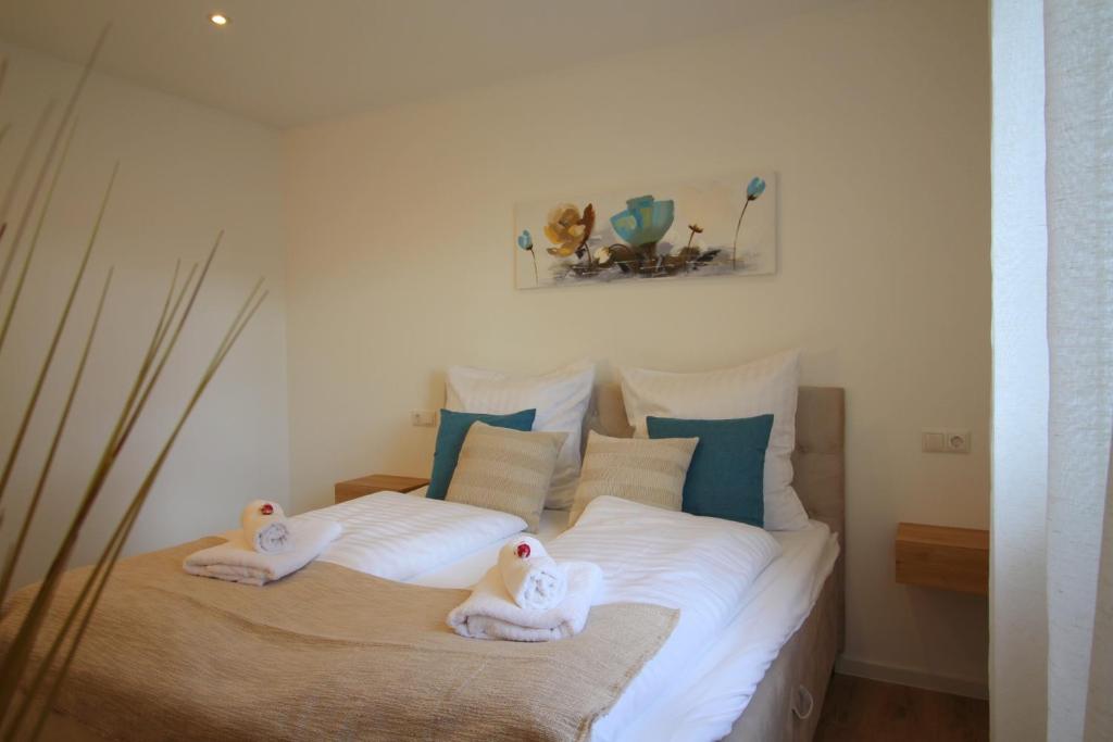 Postel nebo postele na pokoji v ubytování Apartment mit voll ausgestatetter Küche, Badewanne, Balkon, Parkplatz vor dem Haus, ruhig gelegen, ADA4
