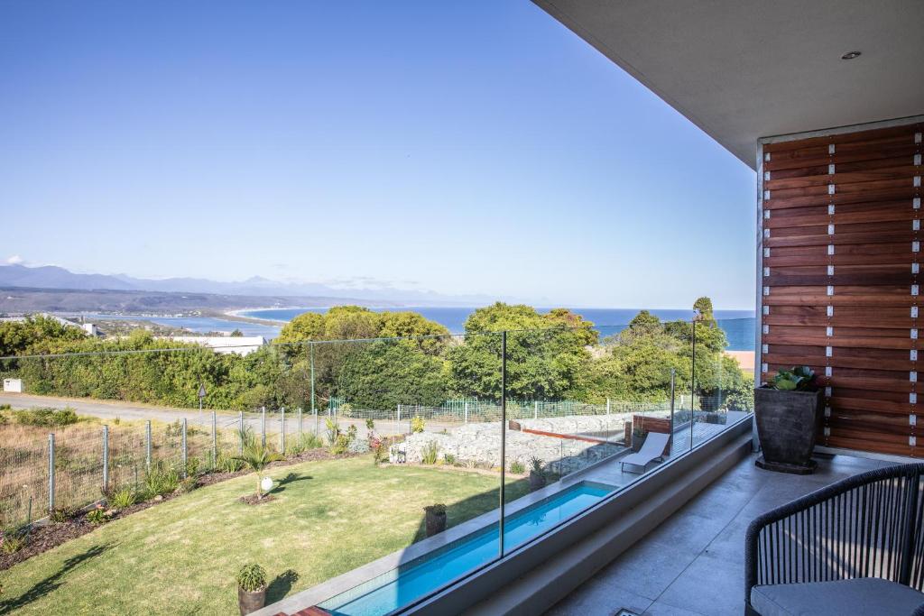 Hilltop Bayview Luxury Apartments - Image 18