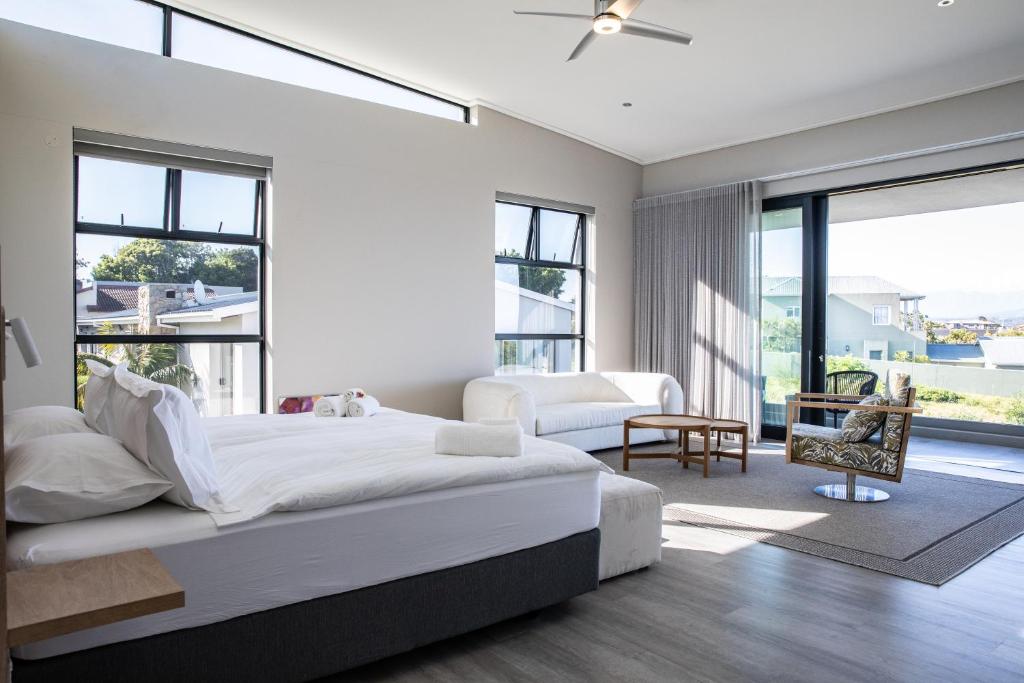 Hilltop Bayview Luxury Apartments - Image 20
