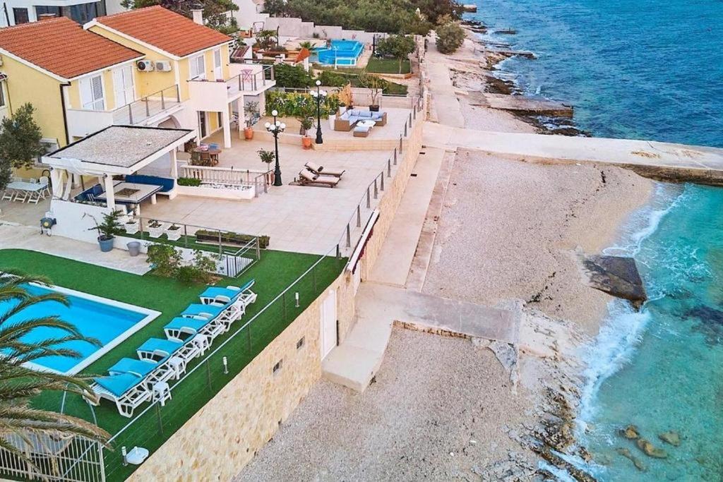 an aerial view of a house and the beach at Villa Betty in Slatine