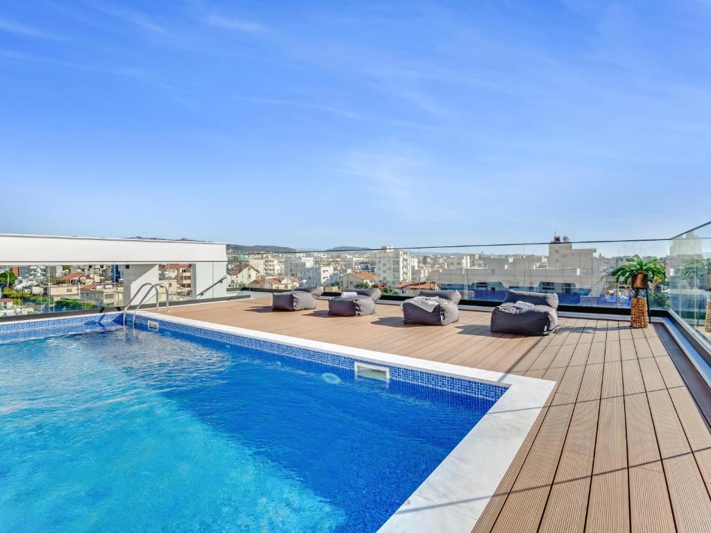 une piscine sur le toit d'un bâtiment dans l'établissement Sanders Crystal 2, à Limassol