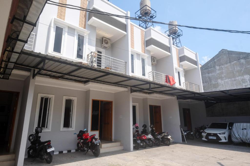 a group of motorcycles parked in front of a building at RedDoorz near Stasiun Solo Balapan 3 in Bonorejo