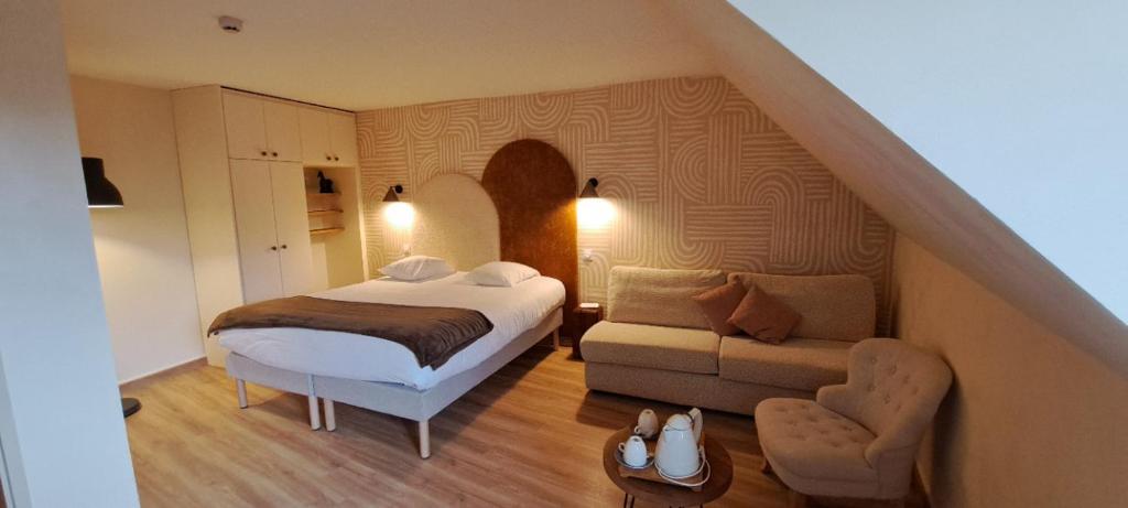 Postel nebo postele na pokoji v ubytování Logis Hostellerie des Clos et restaurant Bistrot des grands crus