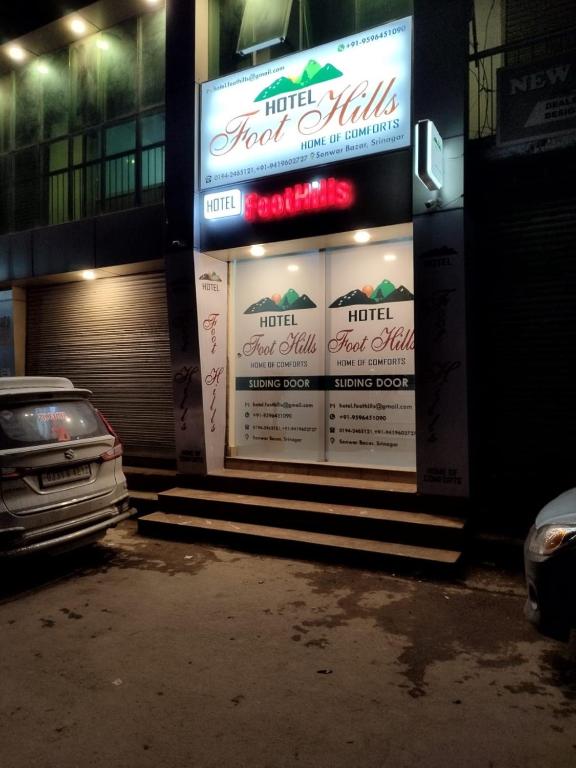 een tankstation met een auto voor de deur bij Hotel Foothills , Srinagar in Srinagar