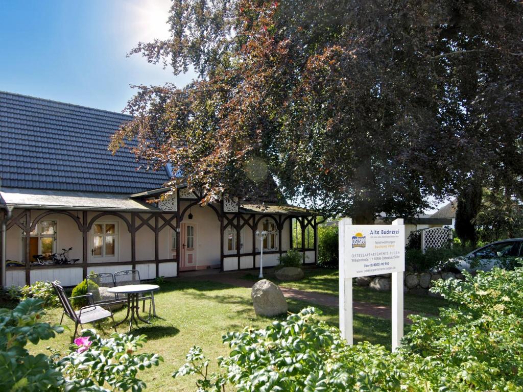 een huis met een bord ervoor bij Alte Büdnerei - Apt 01 Erdgeschoss in Ostseebad Sellin