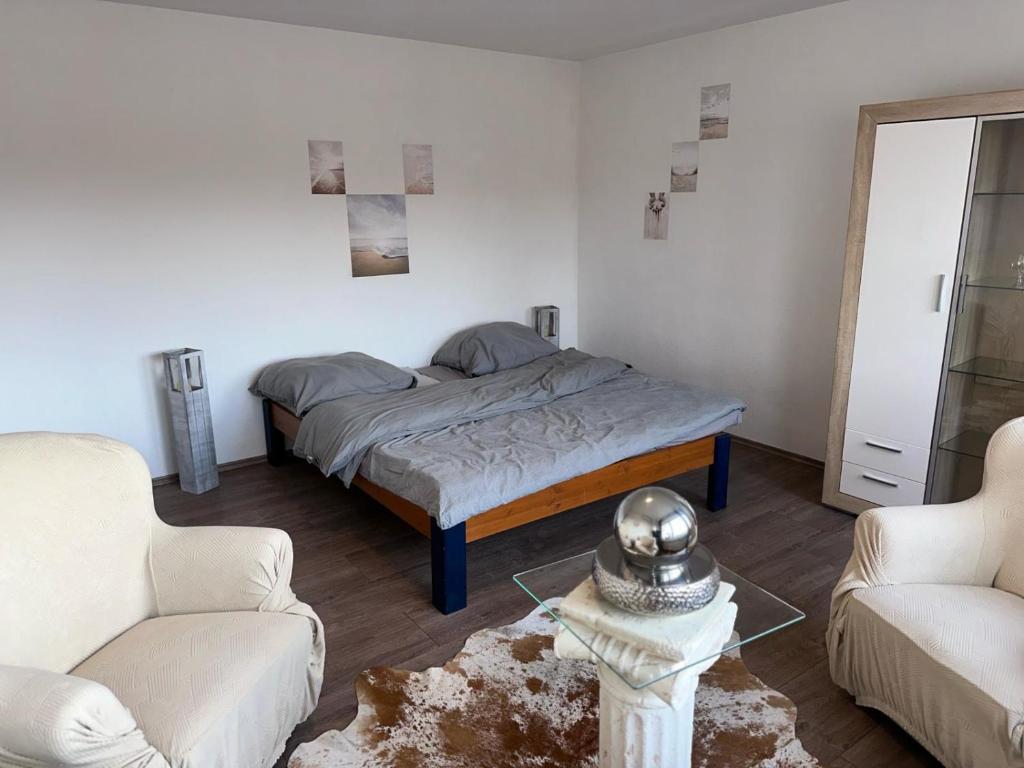 ein Schlafzimmer mit einem Bett und zwei Sofas in der Unterkunft Penthouse Köln- Frechen 80qm 3 Zimmer in Frechen