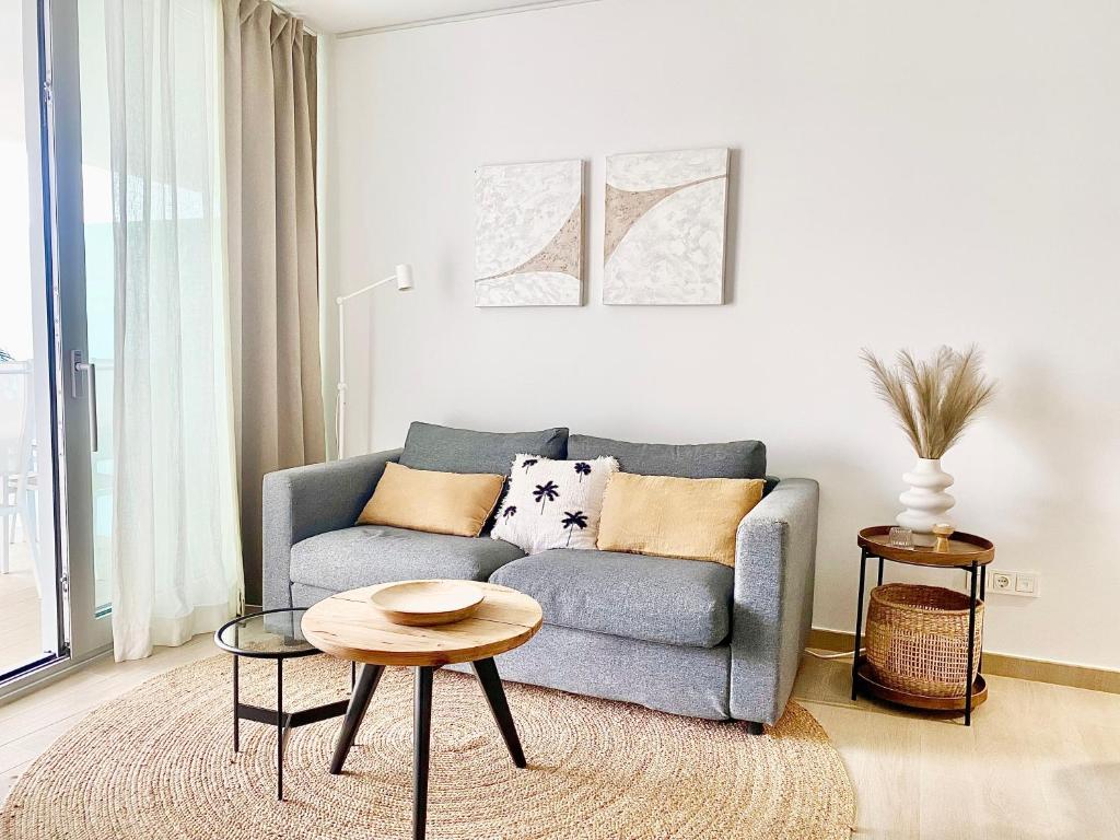 Posezení v ubytování Fantastic apartment in The Wave just steps from Carvajal Beach - Pool and free parking