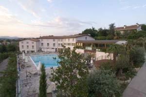 Blick auf ein Hotel mit Pool in der Unterkunft Residenza Fontanelle in Perugia