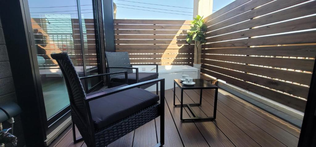 balkon ze szklanym stołem i krzesłem w obiekcie ROMANSTAY w mieście Takayama