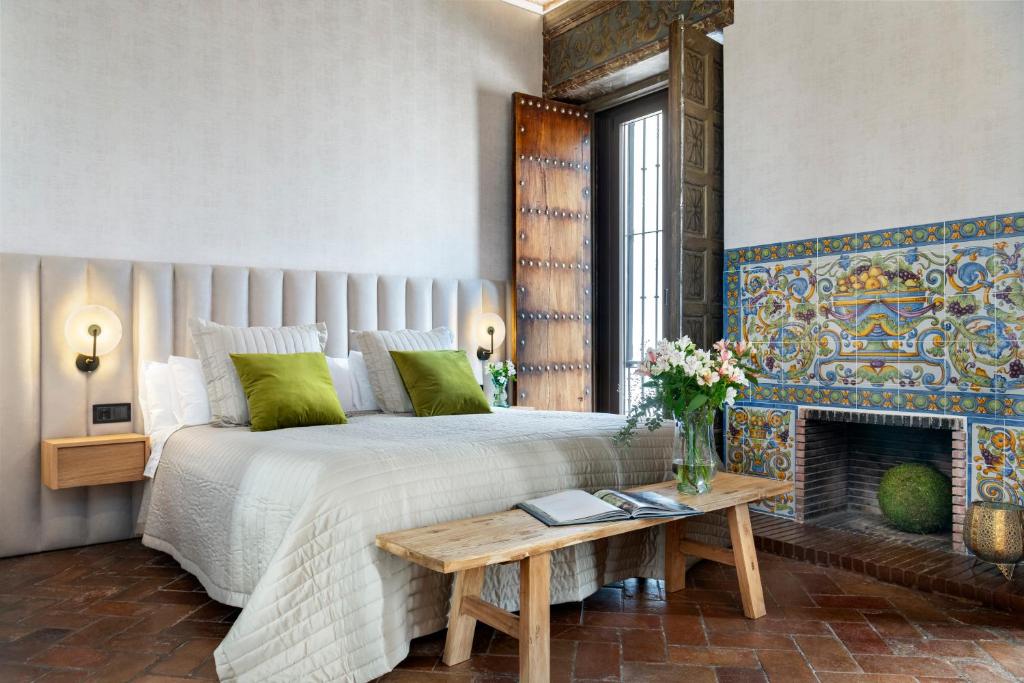 una camera con un grande letto e un camino di Gandesa, Palace House a Siviglia