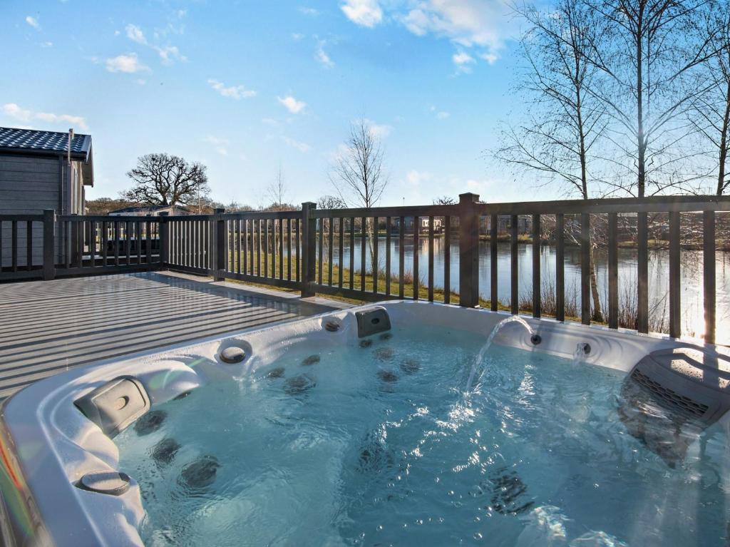 Πισίνα στο ή κοντά στο 2 Bed in Woodhall Spa 94179