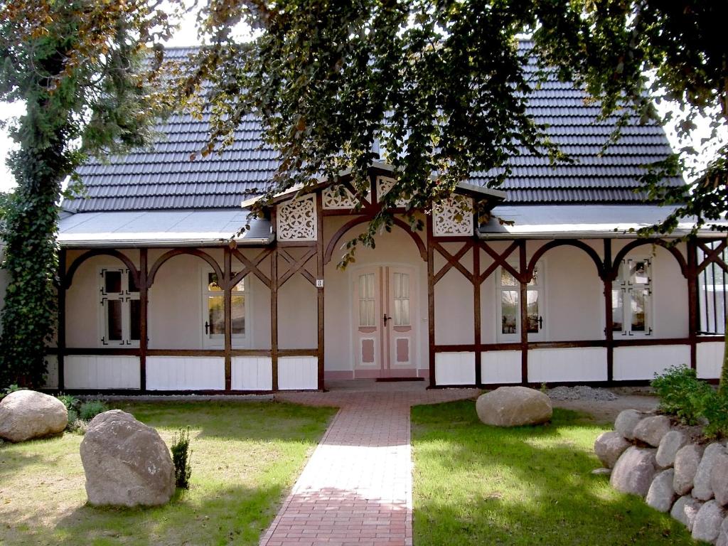 オストゼーバート・ゼリンにあるAlte Büdnerei - Apt. 02の白い扉と庭のある白い家