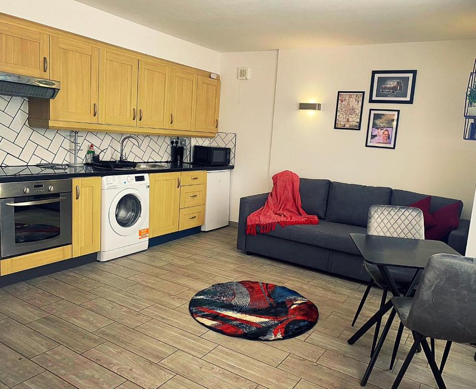 133B HiBrid Home في أوكسفورد: غرفة معيشة مع أريكة ومطبخ