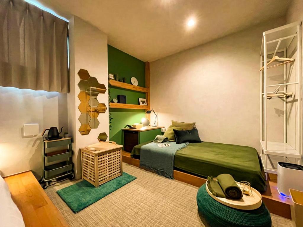 a bedroom with a green bed and a desk at Many Thanks Resort Onomichi - Vacation STAY 15794 in Onomichi