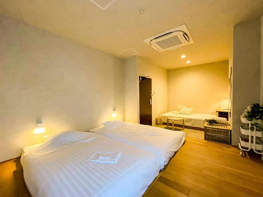 een slaapkamer met een wit bed en een dienblad bij Many Thanks Resort Onomichi - Vacation STAY 15795 in Onomichi