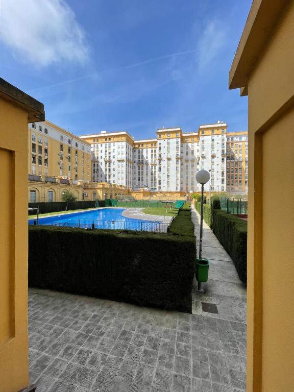 uma vista para um grande edifício com uma piscina em Magnífico Apartamento en Sevilla em Sevilha