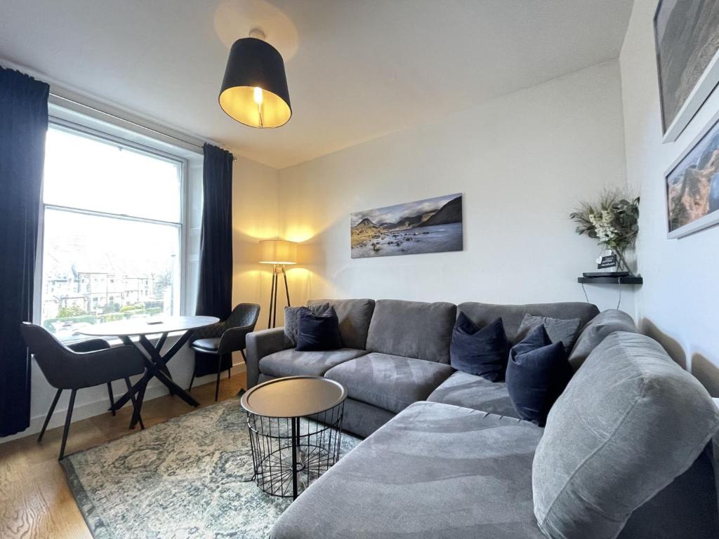 un soggiorno con un divano e un tavolo di Skiddaw View a Keswick