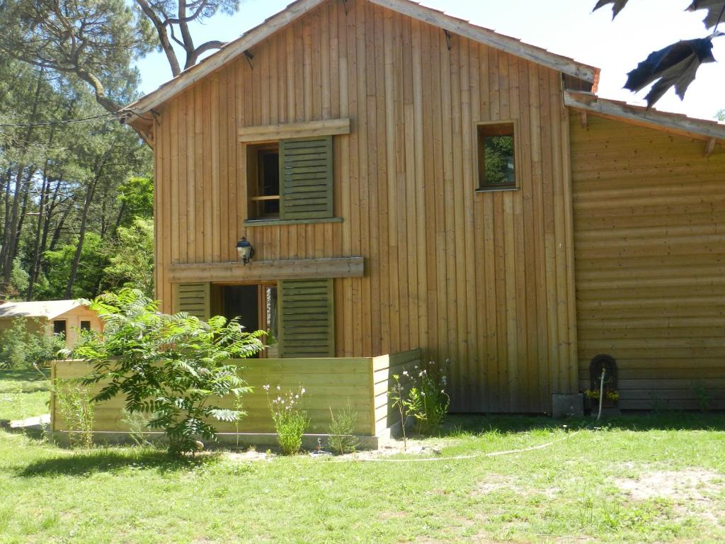 Cette petite maison en bois dispose d'une fenêtre et d'une cour. dans l'établissement HERMITAGE DURAS, à Anzex