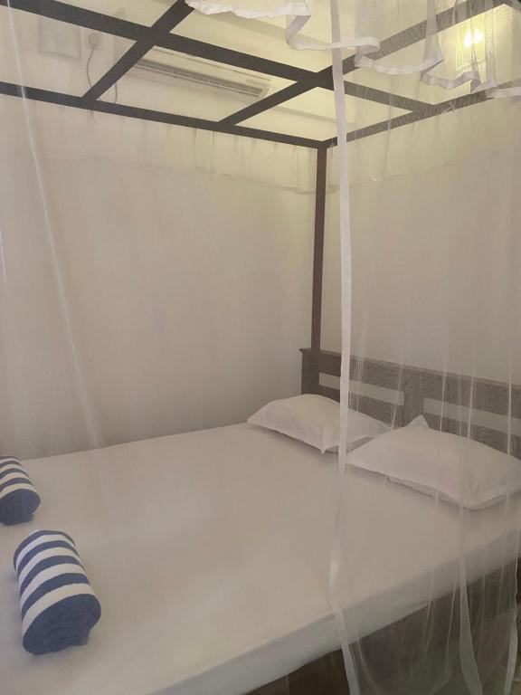 Postel nebo postele na pokoji v ubytování Talalla Ocean Beach Bungalow