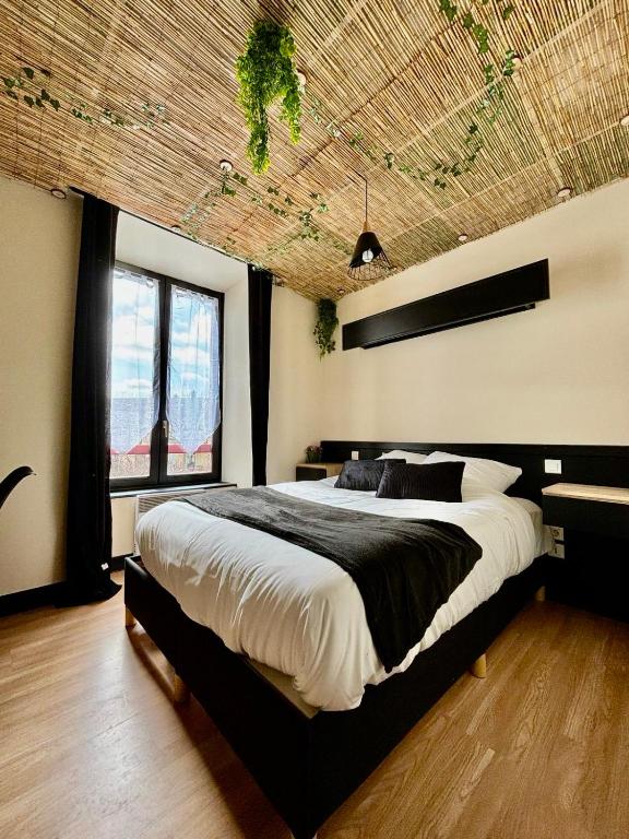Postel nebo postele na pokoji v ubytování Hôtel de la Gare Sévérac