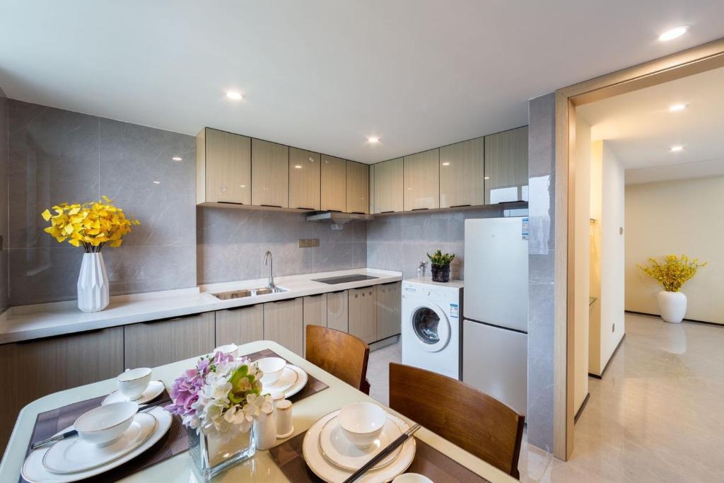 Kuchyň nebo kuchyňský kout v ubytování Serveyou International Apartment - Free Airport Pickup & Free Canton Fair Shuttle Bus