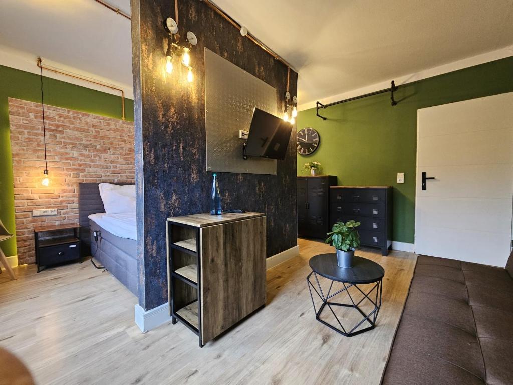 Habitación con cama y habitación con sofá en Reimann's Ferienwohnungen en Emden