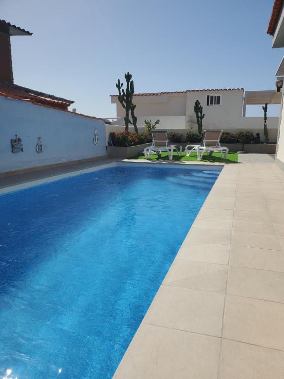 een zwembad in het midden van een huis bij Villa Sunrise with heated pool. in Callao Salvaje