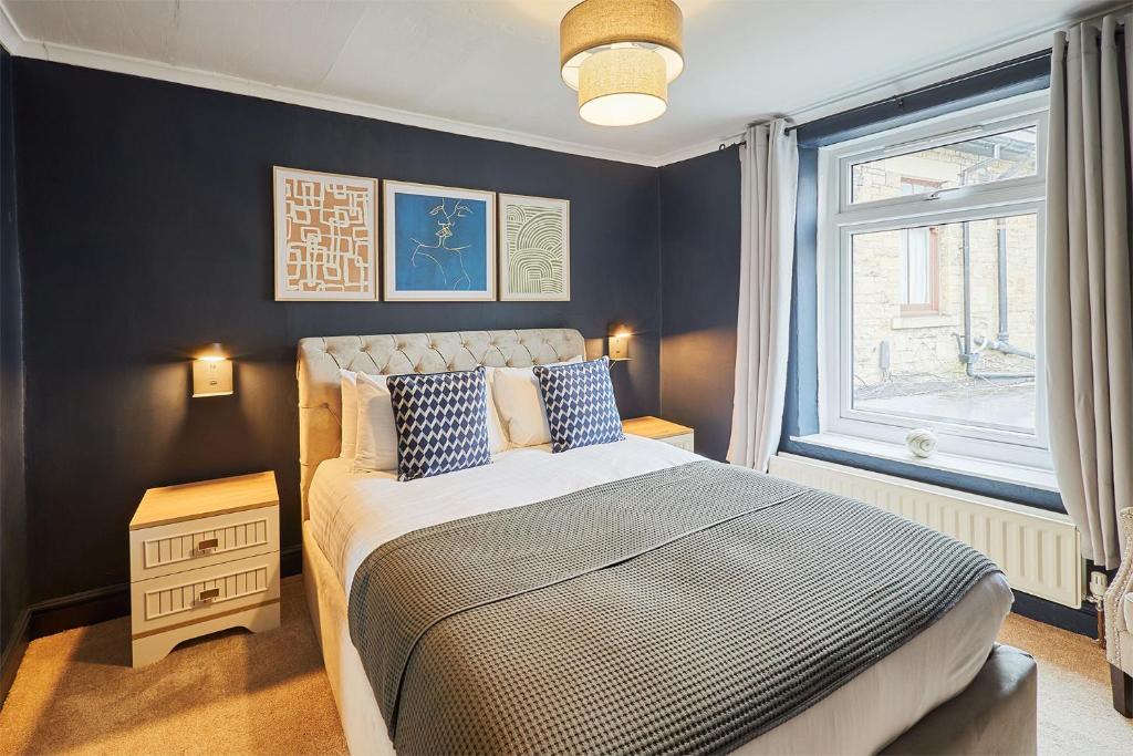 Host & Stay - Thorne Cottage في ستانهوب: غرفة نوم بسرير كبير ونافذة