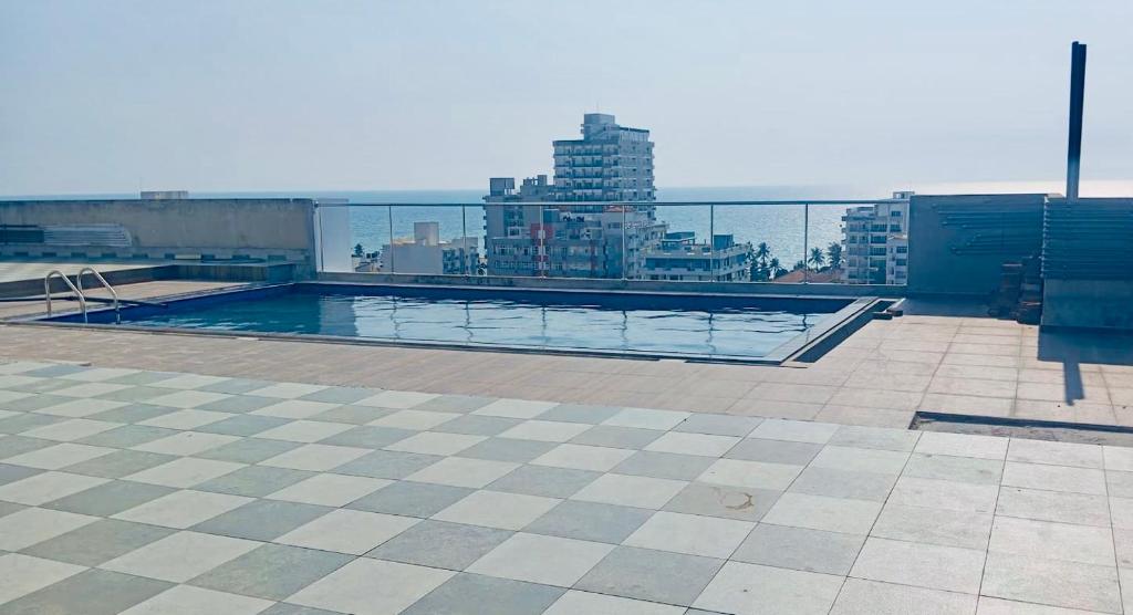 uma piscina no telhado de um edifício em Mode Residence No 03 beach road mount lavinia ,Dehiwala ,2 Bed rooms,fully furnished Apartment colombo srilanka em Ratmalana