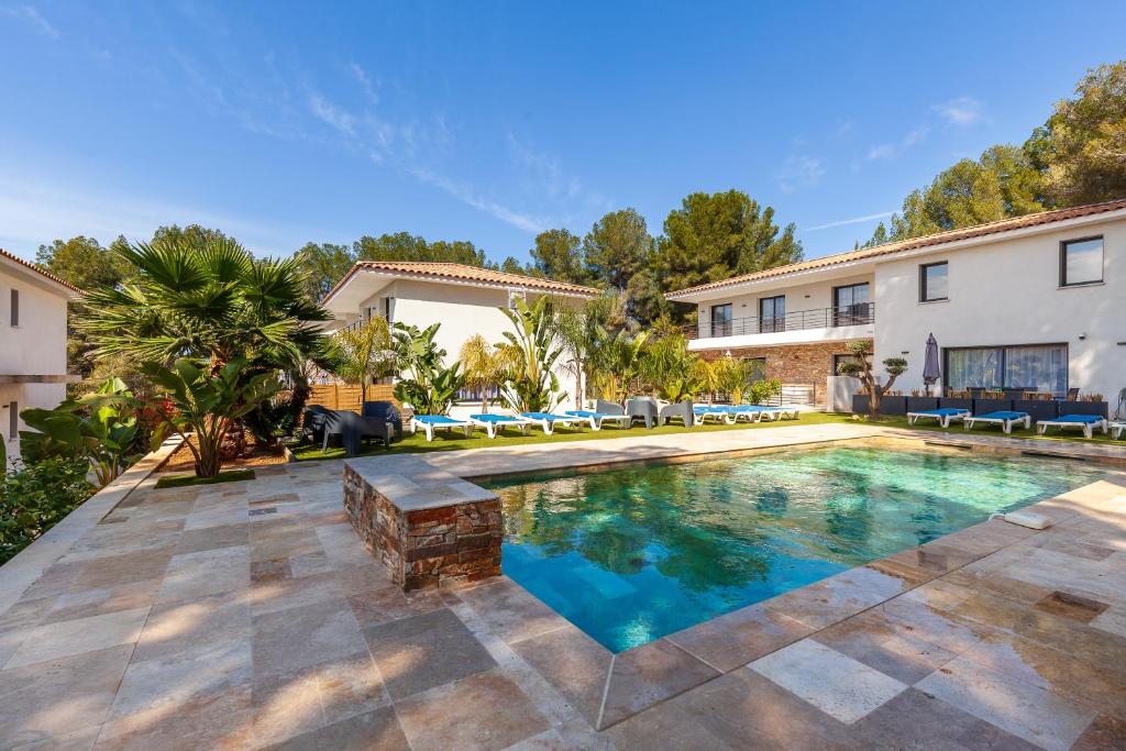 Swimmingpoolen hos eller tæt på Villa Simon