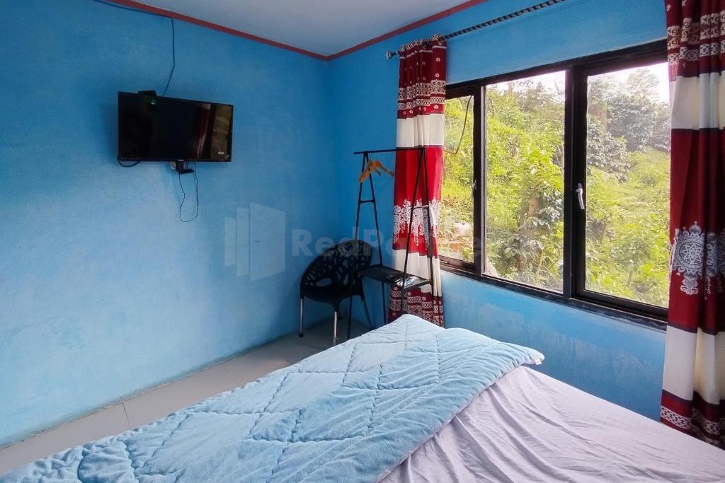 Postel nebo postele na pokoji v ubytování AS Resto,Café & Hotel Mitra RedDoorz