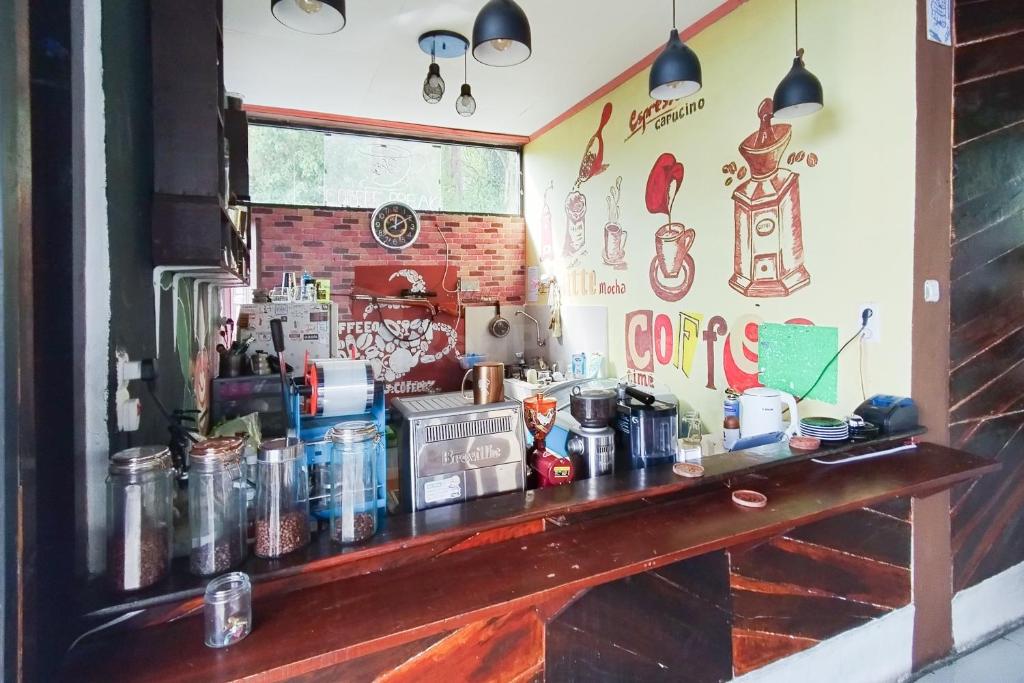 Příslušenství pro přípravu čaje a kávy v ubytování AS Resto,Café & Hotel Mitra RedDoorz