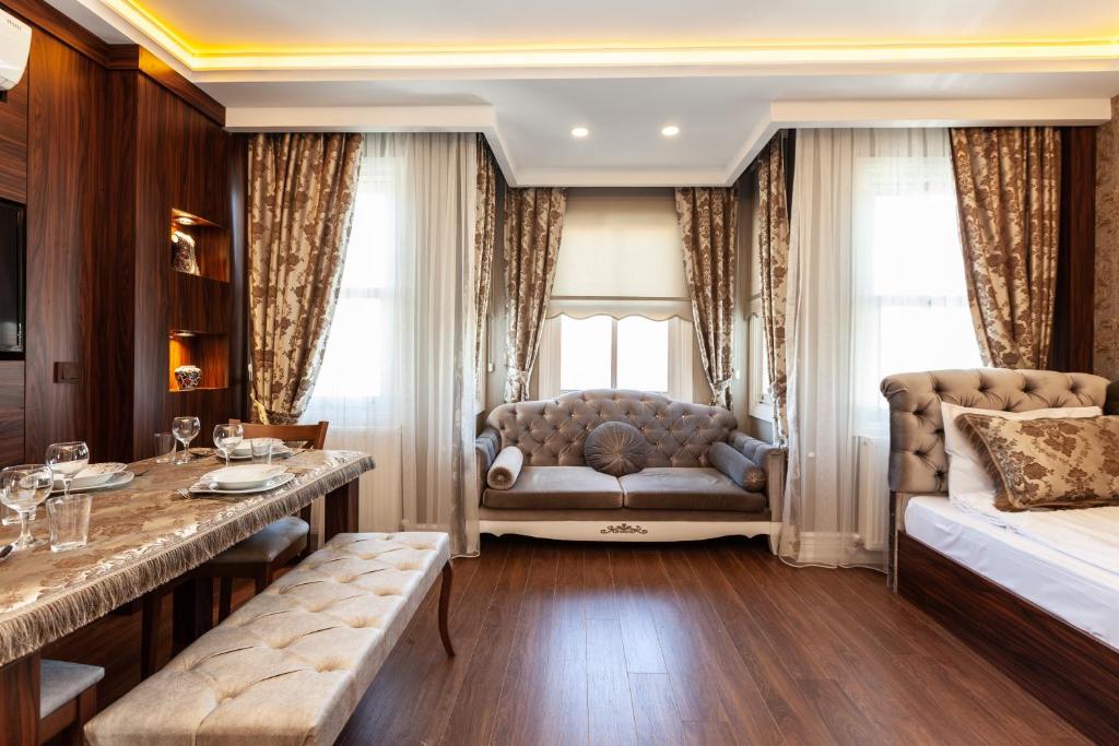 uma sala de estar com um sofá e uma mesa em Rose Apartments em Istambul