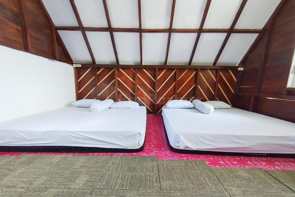 Postel nebo postele na pokoji v ubytování AS Resto,Café & Hotel Mitra RedDoorz
