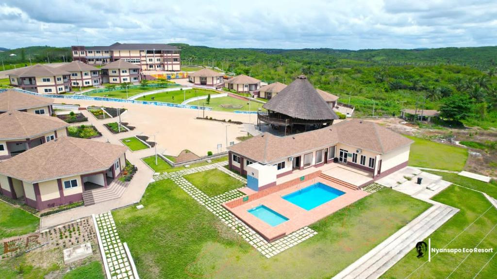 vista aerea di una casa con piscina di NYASAPO ECO RESORT a Mouri