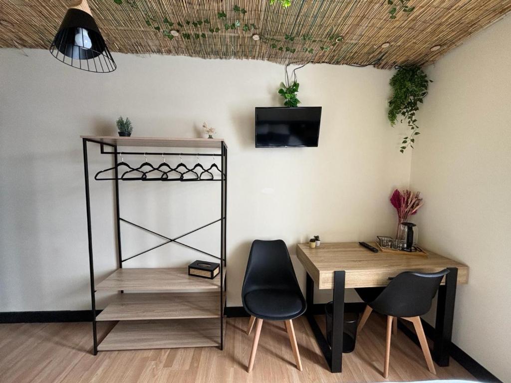 TV a/nebo společenská místnost v ubytování Hôtel de la Gare Sévérac
