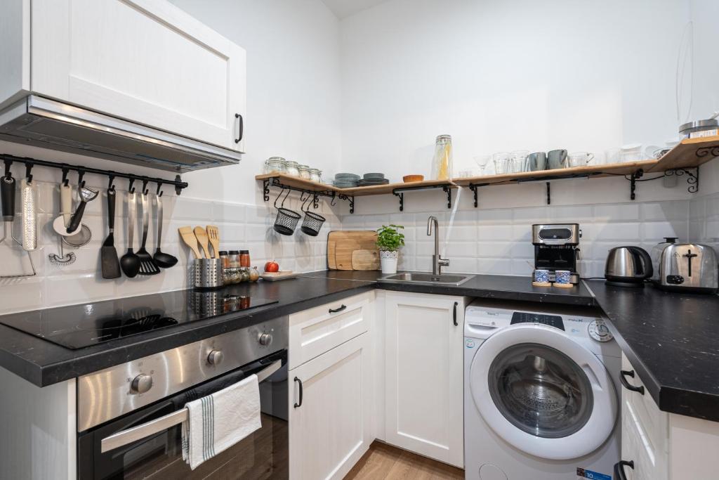 布達佩斯的住宿－Mira Holiday Apartment，厨房配有洗衣机和洗衣机。