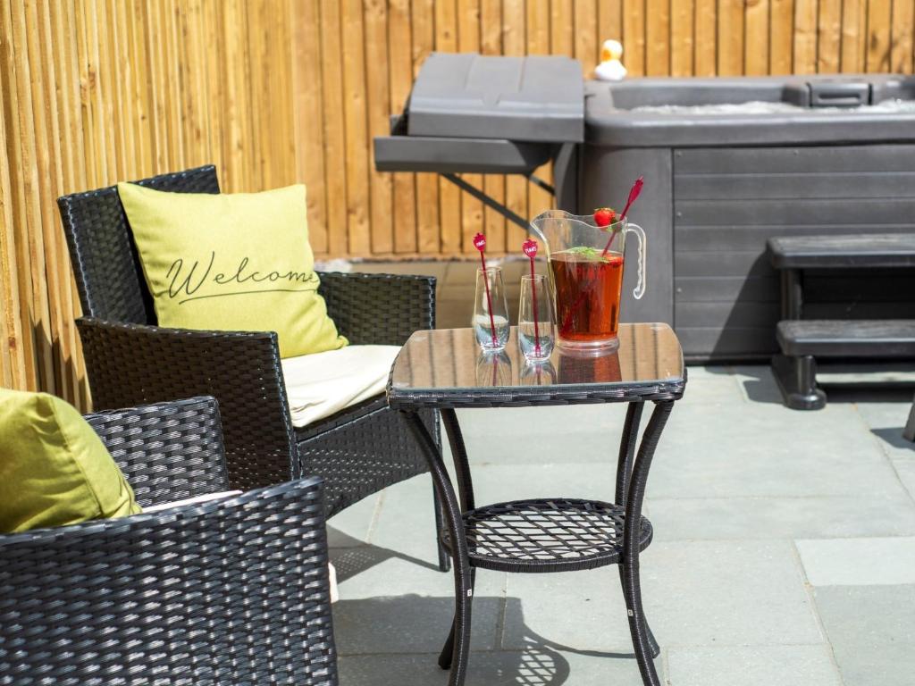 a table with a drink on a patio at 1 Bed in Kirkby Green 94133 