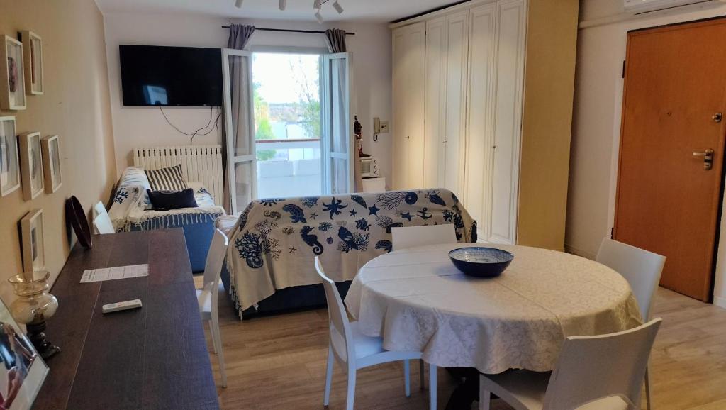 ein Wohnzimmer mit einem Tisch und einem Sofa in der Unterkunft Casa Levante Salentina in Galatina